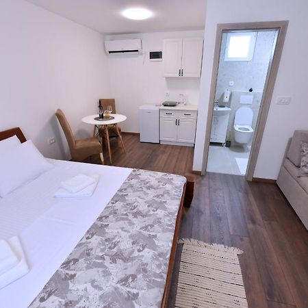 Airport Apartments Tri Hrasta Подгориця Екстер'єр фото