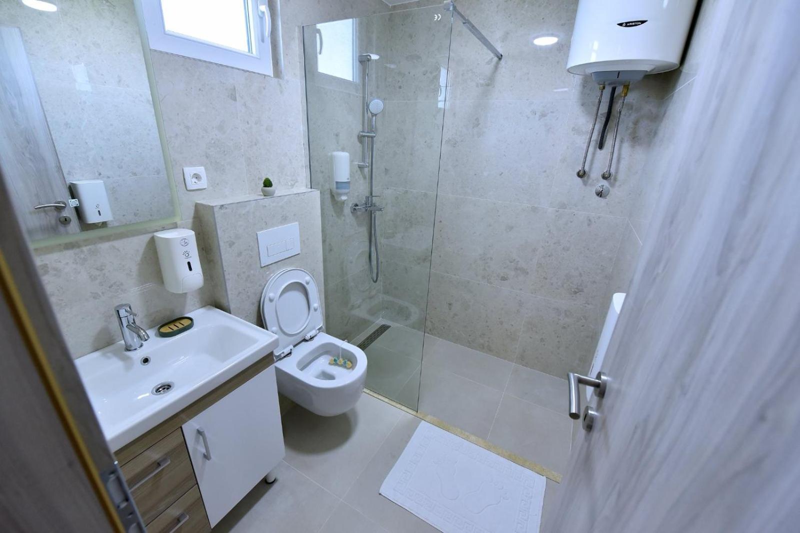 Airport Apartments Tri Hrasta Подгориця Екстер'єр фото
