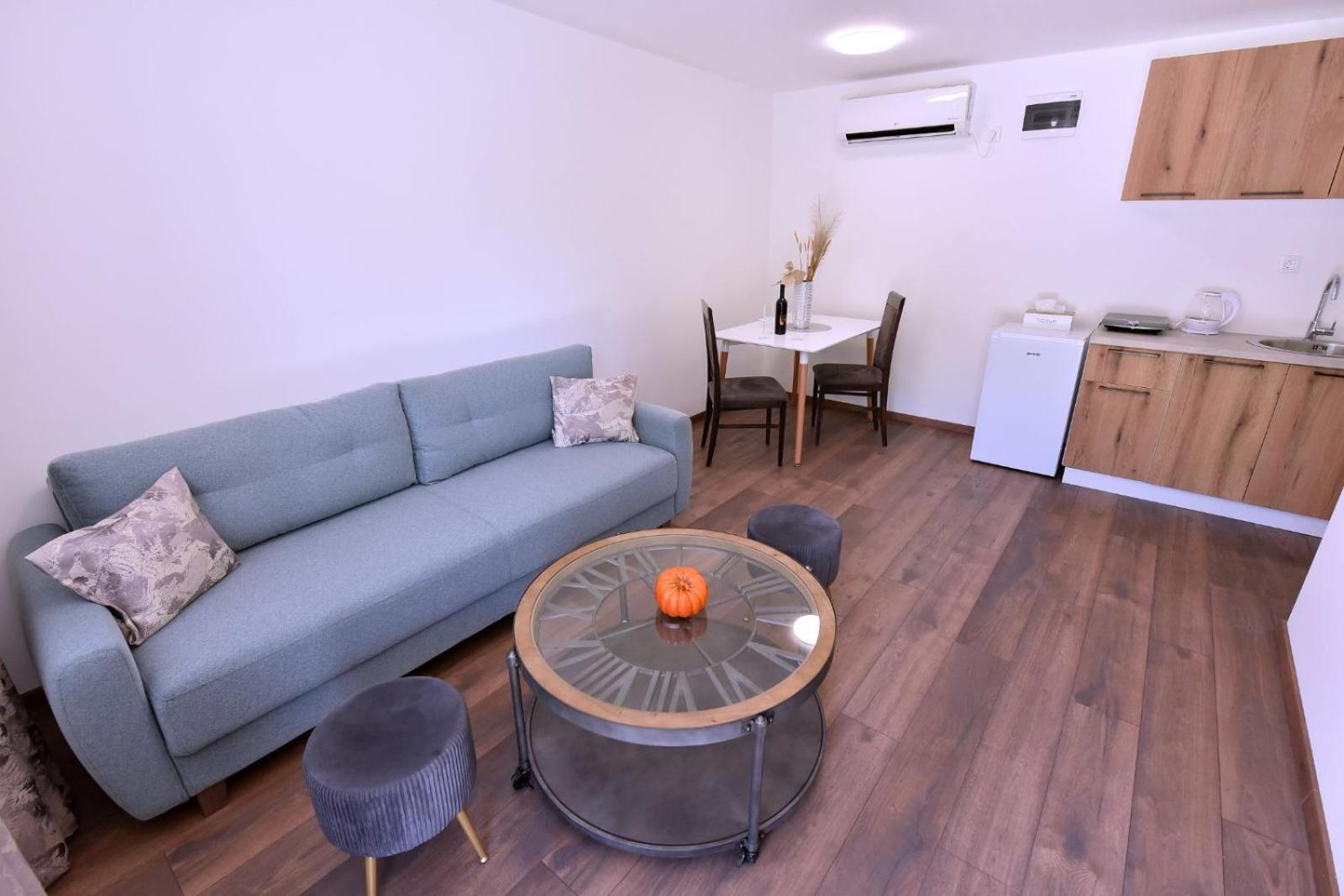 Airport Apartments Tri Hrasta Подгориця Екстер'єр фото