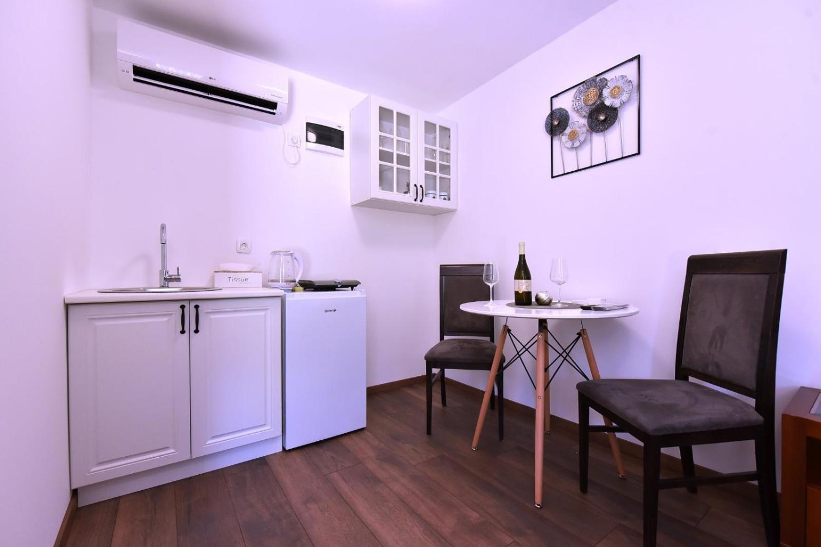 Airport Apartments Tri Hrasta Подгориця Екстер'єр фото
