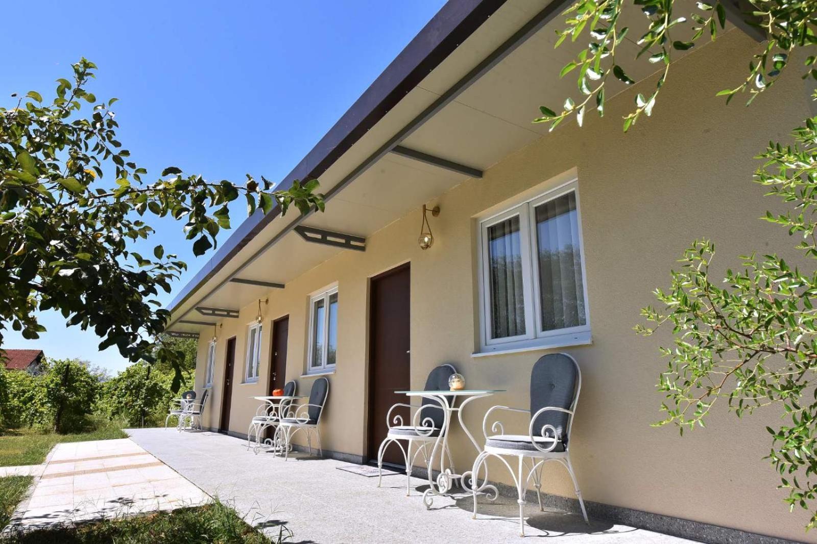 Airport Apartments Tri Hrasta Подгориця Екстер'єр фото